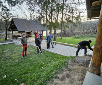 Aktuality / Príprava na stavanie 1. mája - 12. apríla 2025 - foto