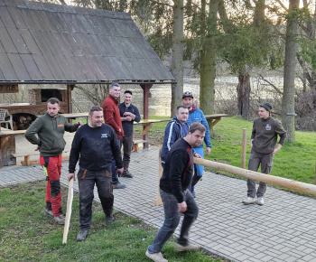 Aktuality / Príprava na stavanie 1. mája - 12. apríla 2025 - foto