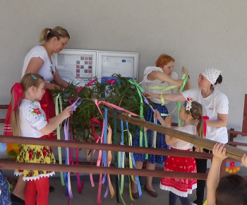Aktuality / Stavanie mája v našej materskej škole Zvedavá Lienka - foto
