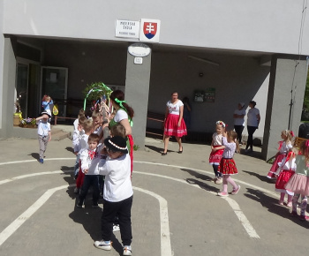 Aktuality / Stavanie mája v našej materskej škole Zvedavá Lienka - foto