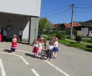 Aktuality / Stavanie mája v našej materskej škole Zvedavá Lienka - foto