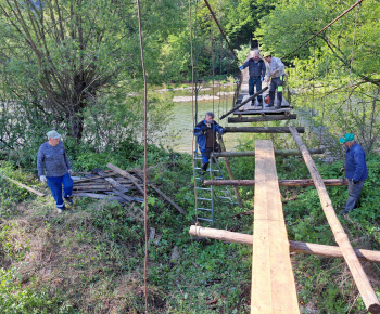 Aktuality / Oprava lavice cez rieku Orava - foto