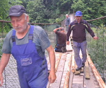 Aktuality / V sobotu 28.6.2025 sme pokračovali v oprave našej lavice cez rieku Orava - foto