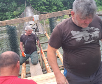 Aktuality / V sobotu 28.6.2025 sme pokračovali v oprave našej lavice cez rieku Orava - foto