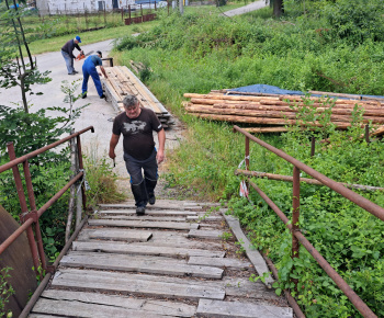 Aktuality / V sobotu 28.6.2025 sme pokračovali v oprave našej lavice cez rieku Orava - foto