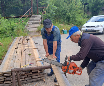 Aktuality / V sobotu 28.6.2025 sme pokračovali v oprave našej lavice cez rieku Orava - foto