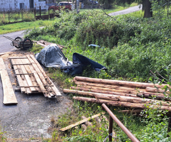 Aktuality / 12.7.2025 sme pokračovali v oprave lavice cez rieku Orava - foto