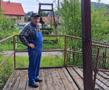 Aktuality / 12.7.2025 sme pokračovali v oprave lavice cez rieku Orava - foto