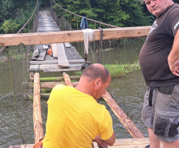 Aktuality / 26.7.2025 sme pokračovali v oprave lavice cez rieku Orava - foto