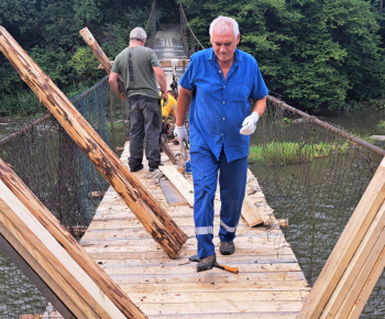Aktuality / 26.7.2025 sme pokračovali v oprave lavice cez rieku Orava - foto
