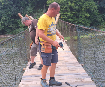 Aktuality / 26.7.2025 sme pokračovali v oprave lavice cez rieku Orava - foto
