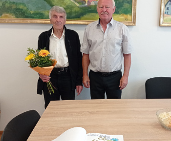 Aktuality / Starosta obce udelil jubilantom Pamätný list - foto