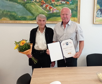 Aktuality / Starosta obce udelil jubilantom Pamätný list - foto