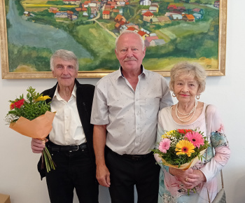 Aktuality / Starosta obce udelil jubilantom Pamätný list - foto