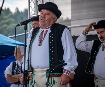 Aktuality / Pozrite si fotky z vystúpenia FS Rovienca v Bzinách na oslave 680. výročia prvej zmienky  o obci - foto
