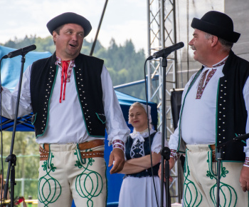 Aktuality / Pozrite si fotky z vystúpenia FS Rovienca v Bzinách na oslave 680. výročia prvej zmienky  o obci - foto