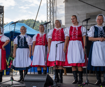 Aktuality / Pozrite si fotky z vystúpenia FS Rovienca v Bzinách na oslave 680. výročia prvej zmienky  o obci - foto