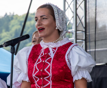 Aktuality / Pozrite si fotky z vystúpenia FS Rovienca v Bzinách na oslave 680. výročia prvej zmienky  o obci - foto