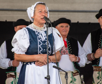 Aktuality / Pozrite si fotky z vystúpenia FS Rovienca v Bzinách na oslave 680. výročia prvej zmienky  o obci - foto