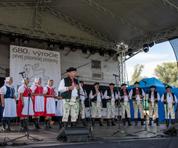 Aktuality / Pozrite si fotky z vystúpenia FS Rovienca v Bzinách na oslave 680. výročia prvej zmienky  o obci - foto