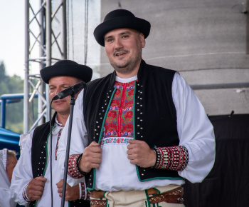 Aktuality / Pozrite si fotky z vystúpenia FS Rovienca v Bzinách na oslave 680. výročia prvej zmienky  o obci - foto