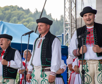 Aktuality / Pozrite si fotky z vystúpenia FS Rovienca v Bzinách na oslave 680. výročia prvej zmienky  o obci - foto
