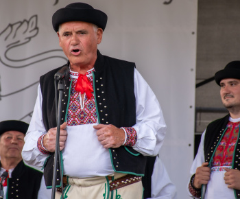 Aktuality / Pozrite si fotky z vystúpenia FS Rovienca v Bzinách na oslave 680. výročia prvej zmienky  o obci - foto
