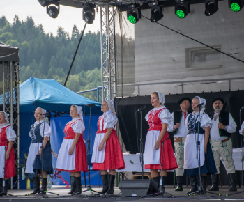 Aktuality / Pozrite si fotky z vystúpenia FS Rovienca v Bzinách na oslave 680. výročia prvej zmienky  o obci - foto