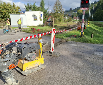 Aktuality / Úprava miestnej komunikácie cez železničné prechody v obci - 7.10.2025 - foto