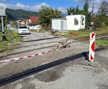 Aktuality / Úprava miestnej komunikácie cez železničné prechody v obci - 7.10.2025 - foto