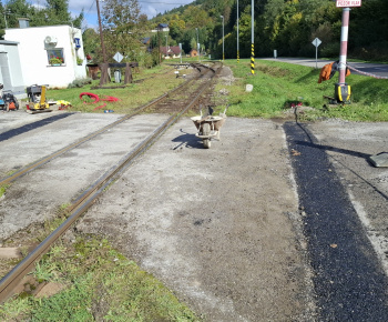 Aktuality / Úprava miestnej komunikácie cez železničné prechody v obci - 7.10.2025 - foto