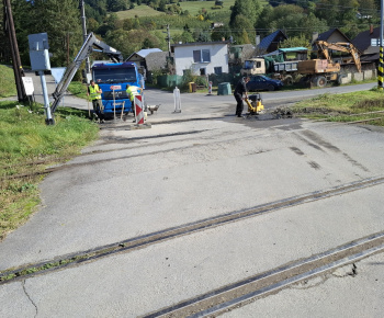 Aktuality / Úprava miestnej komunikácie cez železničné prechody v obci - 7.10.2025 - foto