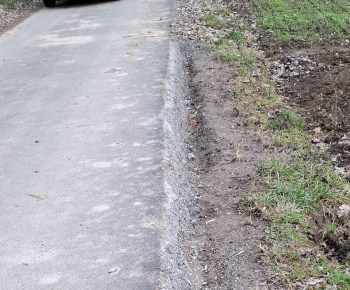 Aktuality / Úmyselné poškodenie cesty okolo rieky ORAVA pri futbalovom ihrisku - foto