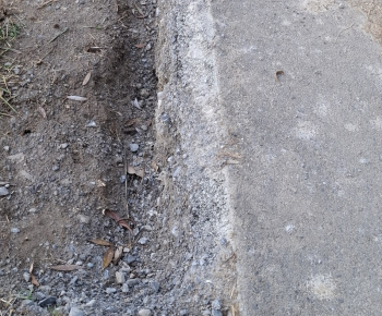 Aktuality / Úmyselné poškodenie cesty okolo rieky ORAVA pri futbalovom ihrisku - foto