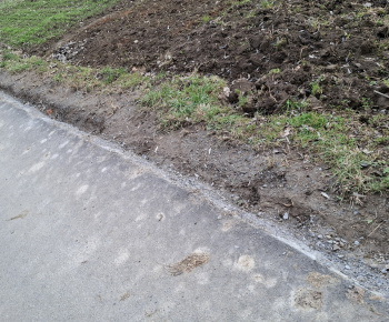 Aktuality / Úmyselné poškodenie cesty okolo rieky ORAVA pri futbalovom ihrisku - foto