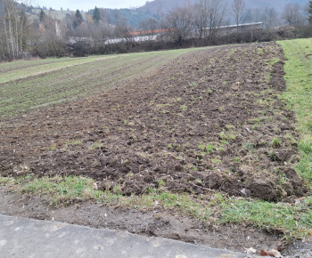 Aktuality / Úmyselné poškodenie cesty okolo rieky ORAVA pri futbalovom ihrisku - foto