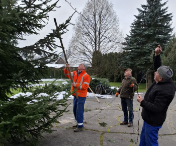 Aktuality / Vianočný stromček pre kostolom sme postavili - foto