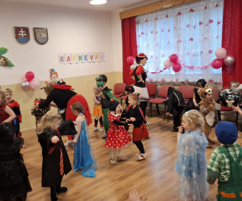 Aktuality / Fašiangový ples v našej materskej škole Zvedavá Lienka - 13.2.2026 - video