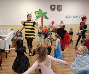 Aktuality / Fašiangový ples v našej materskej škole Zvedavá Lienka - 13.2.2026 - video