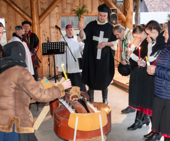 Aktuality / V sobotu sme pochovali basu - video