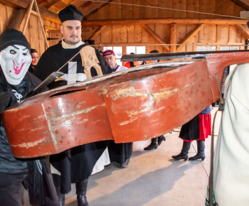 Aktuality / V sobotu sme pochovali basu - video