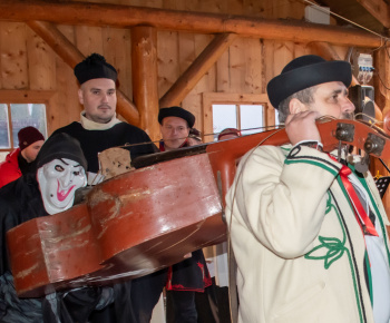 Aktuality / V sobotu sme pochovali basu - video