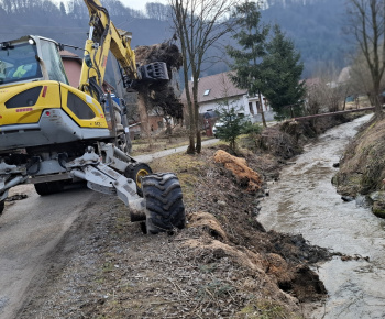 Aktuality / Úprava brehov Pucovského potoka - 2.03.2026 - foto