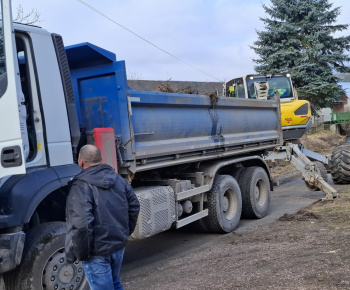 Aktuality / Úprava brehov Pucovského potoka - 2.03.2026 - foto