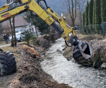 Aktuality / Úprava brehov Pucovského potoka - 2.03.2026 - foto