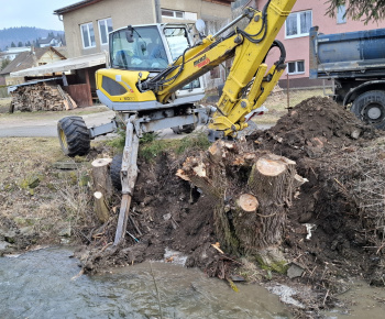 Aktuality / Úprava brehov Pucovského potoka - 2.03.2026 - foto