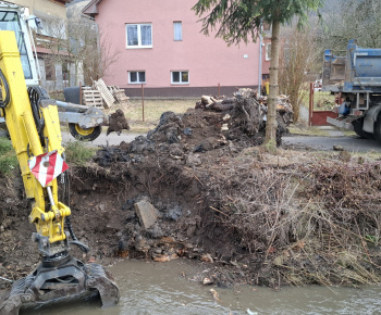 Aktuality / Úprava brehov Pucovského potoka - 2.03.2026 - foto