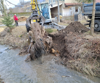 Aktuality / Úprava brehov Pucovského potoka - 2.03.2026 - foto