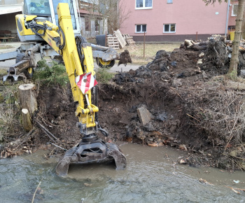 Aktuality / Úprava brehov Pucovského potoka - 2.03.2026 - foto