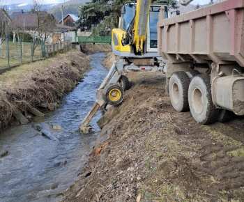 Aktuality / Úprava brehov Pucovského potoka - 2.03.2026 - foto